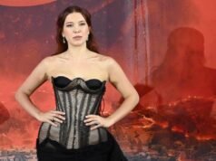 米莉·鮑比·布朗 (Millie Bobby Brown) 在紅地毯上回應攝影師