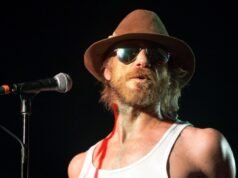 托德·斯奈德 (Todd Snider) 因肺炎和法律糾紛去世,享年 59 歲