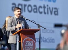 馬克西米利亞諾·波拉羅 (Maximiliano Pollaro) 在聖達菲政策週年紀念日上捍衛聖達菲的身份 El Intransigente