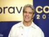 安迪·科恩 (Andy Cohen) 在 BravoCon 上回應 RHONY Hybrid 賽季傳聞