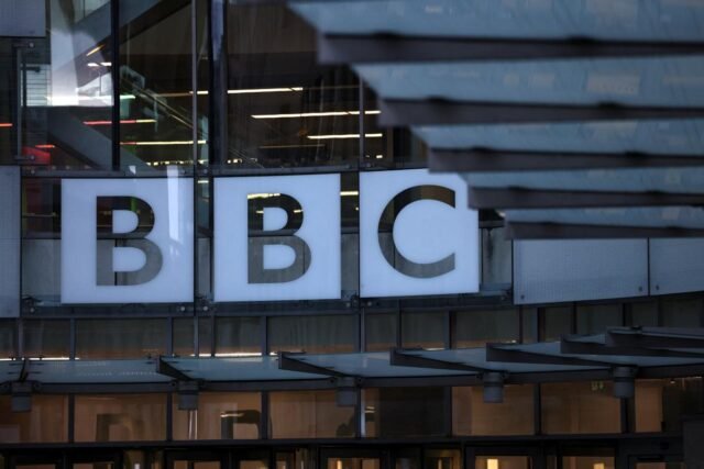 bbc-logo-outside-bbc-broadcasting-115153205.jpg