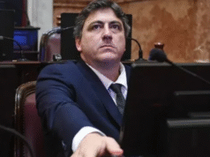 弗朗西斯科·保爾特羅尼 (Francisco Paoltroni) 支持國家政府 (El Intransigente) 的改革和政策目標。