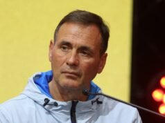 誰是康納·比恩 (Conor Beane) 今晚與小克里斯·埃班克斯 (Chris Ebanks Jr.) 複賽的教練托尼·西姆斯 (Tony Sims)?