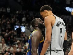 維克托·溫帕亞馬和德雷蒙德·格林在扣籃後交換了意見