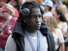 NFL 橄欖球運動員伊森·普里查德 (Ethan Pritchard) 在槍擊事件後與球隊重聚