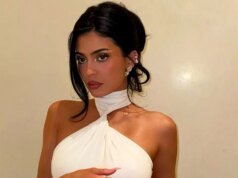 凱莉·詹納 (Kylie Jenner) 在 Instagram 上發布帶有粉紅玫瑰的裸照