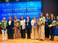 富恩特斯在頒獎典禮上重點介紹了市級教師,為他們的教學生涯頒獎