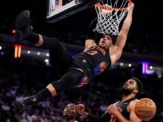 約什·哈特在尼克斯隊的勝利中展現了歇斯底里的表現