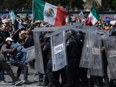 墨西哥城抗議者在暴力反政府遊行中襲擊警察