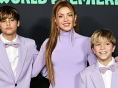 夏奇拉父子罕見地身穿紫色亮相紅毯