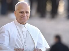 教皇利奧在梵蒂岡會見電影明星和電影製片人,並從斯派克·李那裡得到一件籃球球衣 |世界新聞