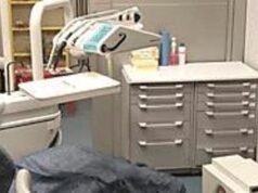 一名因虐待而接受調查的牙醫離開聽證會去執行手術