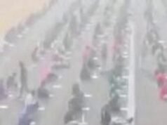 在印度,數千人參加公開競賽:機場筆試