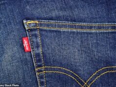 便宜貨購物者買了一條“二手”牛仔褲後驚恐地離開了,結果發現裡面有令人討厭的驚喜