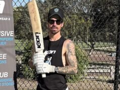 公園板球運動員艱難的一天,為“Out of the Blue”籌集資金