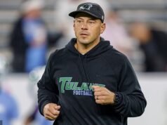 杜蘭大學橄欖球教練喬恩·薩默爾在球隊季后賽首秀前夕收到了令人心碎的家庭消息。