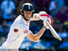 奧利弗·霍爾特寫道,扎克·克勞利在與英格蘭隊交出灰燼杯的路上,經歷了苦樂參半的局數,終於成年了。