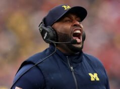 在密歇根州的統治崩潰之前,瘋狂的莎朗摩爾“在 NFL 傳奇人物面前講話並在會議上哭泣”