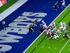 一位名譽掃地的大學橄欖球明星在一場碗賽災難中與自己的隊友發生衝突