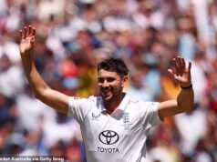 勞倫斯·布斯 (Lawrence Booth) 寫道,在節禮日測試的開幕日,英格蘭隊在 20 個三柱門倒下時幫助了自己。