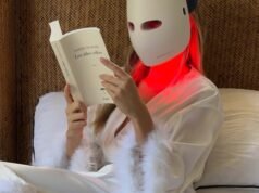 Therabody 的 LED 紅光面膜可最大限度減少毛孔和細紋