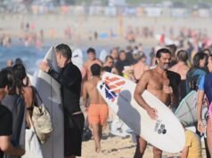 日出人群聚集在邦迪海灘,在大屠殺後安慰和反抗