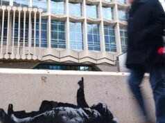 班克斯在倫敦推出新藝術作品,此前對描繪觀星人物的壁畫的猜測