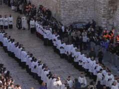 加沙兩年戰爭後,數千人前往伯利恆重燃聖誕氣氛