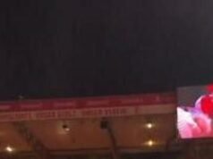 在球場上,但不是在比賽期間:數千名柏林聯合球迷唱著聖誕頌歌