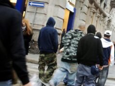 在米蘭,一名 15 歲青少年被威脅、脫光衣服並被迫從 ATM 機取款,三人被捕