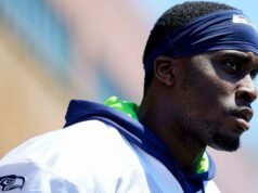 NFL 對海鷹隊 OLB 德里克·霍爾 (Derick Hall) 停薪停賽一場