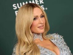 帕麗斯·希爾頓 (Paris Hilton) 的迷你連衣裙看起來像是由耀眼的火焰製成的