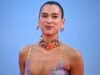 杜阿·利帕 (Dua Lipa) 脫下褲子,穿著時尚的海軍藍領連體衣
