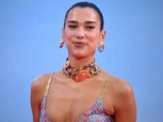 杜阿·利帕 (Dua Lipa) 脫下褲子,穿著時尚的海軍藍領連體衣