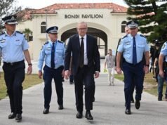 致命恐怖襲擊一周後,澳大利亞總理在邦迪海灘守夜時發出噓聲世界新聞