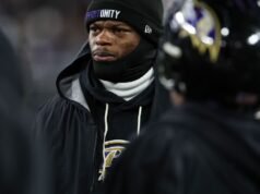 烏鴉隊的拉馬爾·傑克遜(Lamar Jackson)(後)缺席了三月十字路口