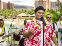 Iam Tongi 在 2025 年“迪士尼樂園神奇聖誕遊行”中表演