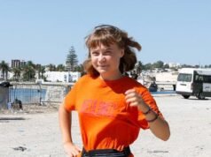 格蕾塔·通伯格在倫敦支持巴勒斯坦行動的示威活動中被捕