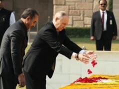 普京在印度探望甘地的墳墓,從而招募聖雄加入他的新反西方集團