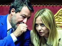 君主制的終結:作為被追隨者包圍的女王,梅洛妮領導了一個爭吵聯盟