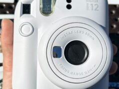 Fujifilm Instax Mini 12 拍立得相機是一份很棒的禮物,售價 74 美元