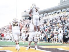 西密歇根州的杰倫·巴克利 (Jaylen Buckley) 擊敗邁阿密 (俄亥俄州) 奪得 MAC 冠軍