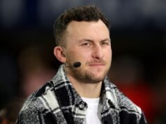 約翰尼·曼齊爾因缺席“大學比賽日”而面臨強烈反對。