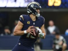 閃電隊四分衛賈斯汀·赫伯特在與突襲的非投擲手中骨折