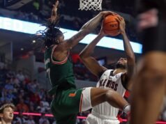 新生謝爾頓·亨德森帶領邁阿密隊與北佛羅里達州展開戰鬥