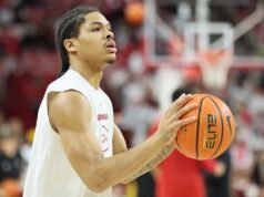 小達里斯·阿卡夫 (Darris Acuff Jr.),阿肯色州 25 號球員,為弗雷斯諾州立大學休息