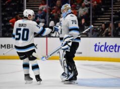 猛獁象,面對火焰,試圖在公路旅行中實現收支平衡