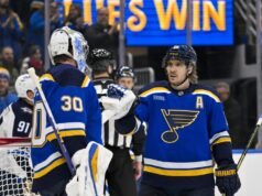 當喬爾·霍弗 (Joel Hofer) 擊敗噴氣機隊的康納·赫勒拜克 (Connor Hellebuyck) 時,藍軍以 1-0 獲勝。