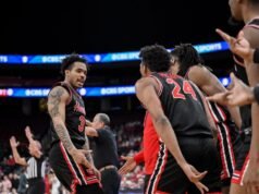 排名第 8 的休斯頓隊終結了排名第 14 的阿肯色州隊的四連勝