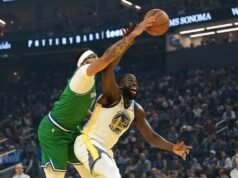 斯蒂芬庫裡及時得分幫助勇士隊擊敗小牛隊